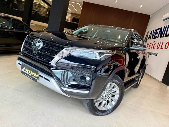 TOYOTA HILUX SW4 2.8 D-4D TURBO DIESEL SRX 7L 4X4 AUTOMÁTICO